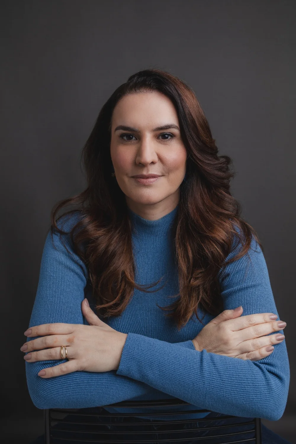 Dra. Fernanda Cavallieri, de braços cruzados, em preto e branco